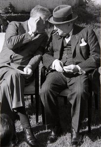 Roosevelt y Churchill en profunda conversación en la Conferencia de Casablanca, Marruecos, enero de 1943